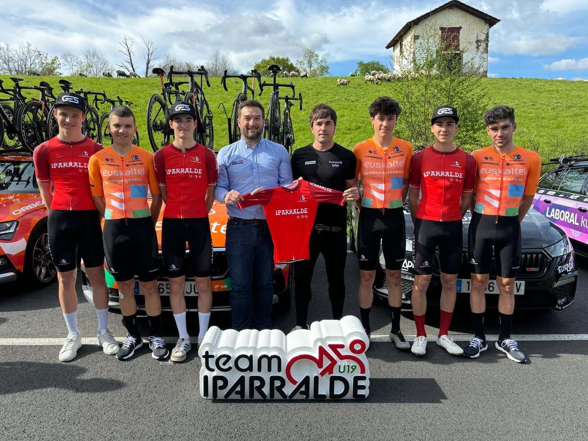 Euskadi Fundazioa (@fundacicliseusk) on Twitter photo El presidente de la Fundación Euskadi, Aitor Galdós, y el presidente del Team Iparralde júnior, François Duhart, han anunciado hoy en Ezpeleta, salida de la 3ª etapa de la <a href="/ehitzulia/">Itzulia Basque Country</a>, la firma de un acuerdo de colaboración entre ambas entidades para promover la cantera vasca
(+) El presidente de la Fundación Euskadi, Aitor Galdós, y el presidente del Team Iparralde júnior, François Duhart, han anunciado hoy en Ezpeleta, salida de la 3ª etapa de la <a href="/ehitzulia/">Itzulia Basque Country</a>, la firma de un acuerdo de colaboración entre ambas entidades para promover la cantera vasca
(+)