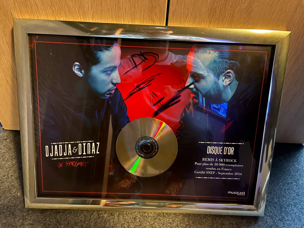 mehdiradio's tweet photo. 📀MASTERCLASS📀

Gagne le DISQUE D’OR “ON S’PROMET” de @DjadjaDinaz 

RT/FOLLOW/TWEET avec le #AmidiCestMehdi 

Tirage au sort 15h30 ! Bonne chance 🤞🏻

#CONCOURS 
#skyrockdedicace (12h-16h)✅ https://t.co/aOVqDtMN0p