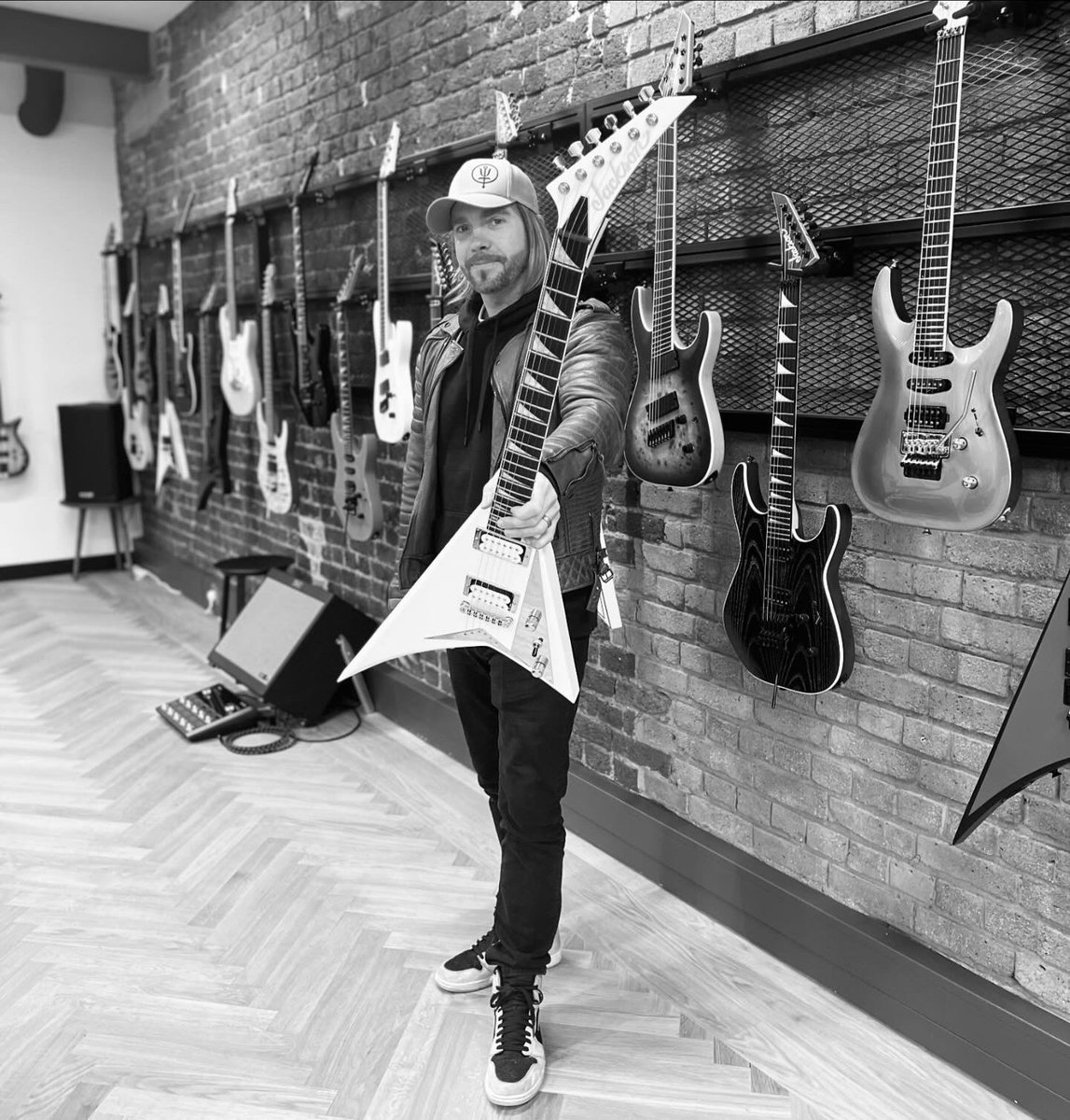 ☠️ OMG 🤤 🤤🤤🤤 Huge thankyou to @JacksonGuitars for this drop dead gorgeous MJ SERIES RHOADS RRT. Can’t overstate how awesome the visit to the Jackson showroom was. Thank you for being so accommodating with my family etc. The neck profile on this guitar is just 👌👌👌👌 That