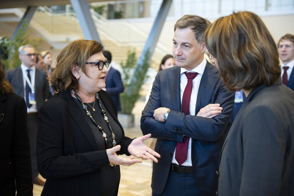 Official opening of the #ConnectingEurope by Air, this morning @BrusselsAirport alongside @alexanderdecroo 🇧🇪🇪🇺 ✈️ travel underpins the Single European Market. The free movement of people, goods, services, and capital would not be quite as free without planes and airports.