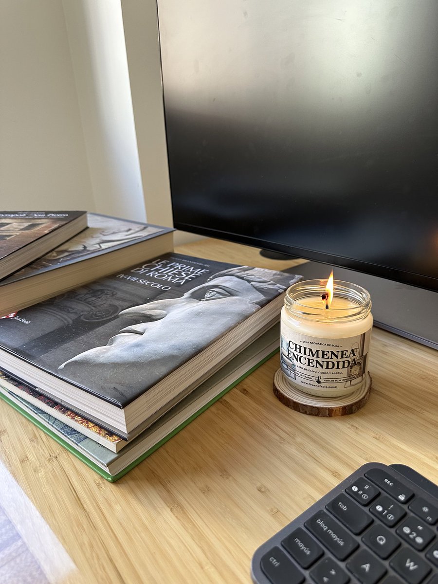 Estos meses he escrito (y aprendido) mucho sobre “La Roma de Constantino”.

Y, aunque no parezca importante, esta vela me ha ayudado mucho a concentrarme. Ahora Constantino siempre me recuerda al olor de una chimenea.

Gracias a <a href="/TheValkyriesVig/">Laia San José Beltrán | Historiadora</a> por descubrirme las velas de