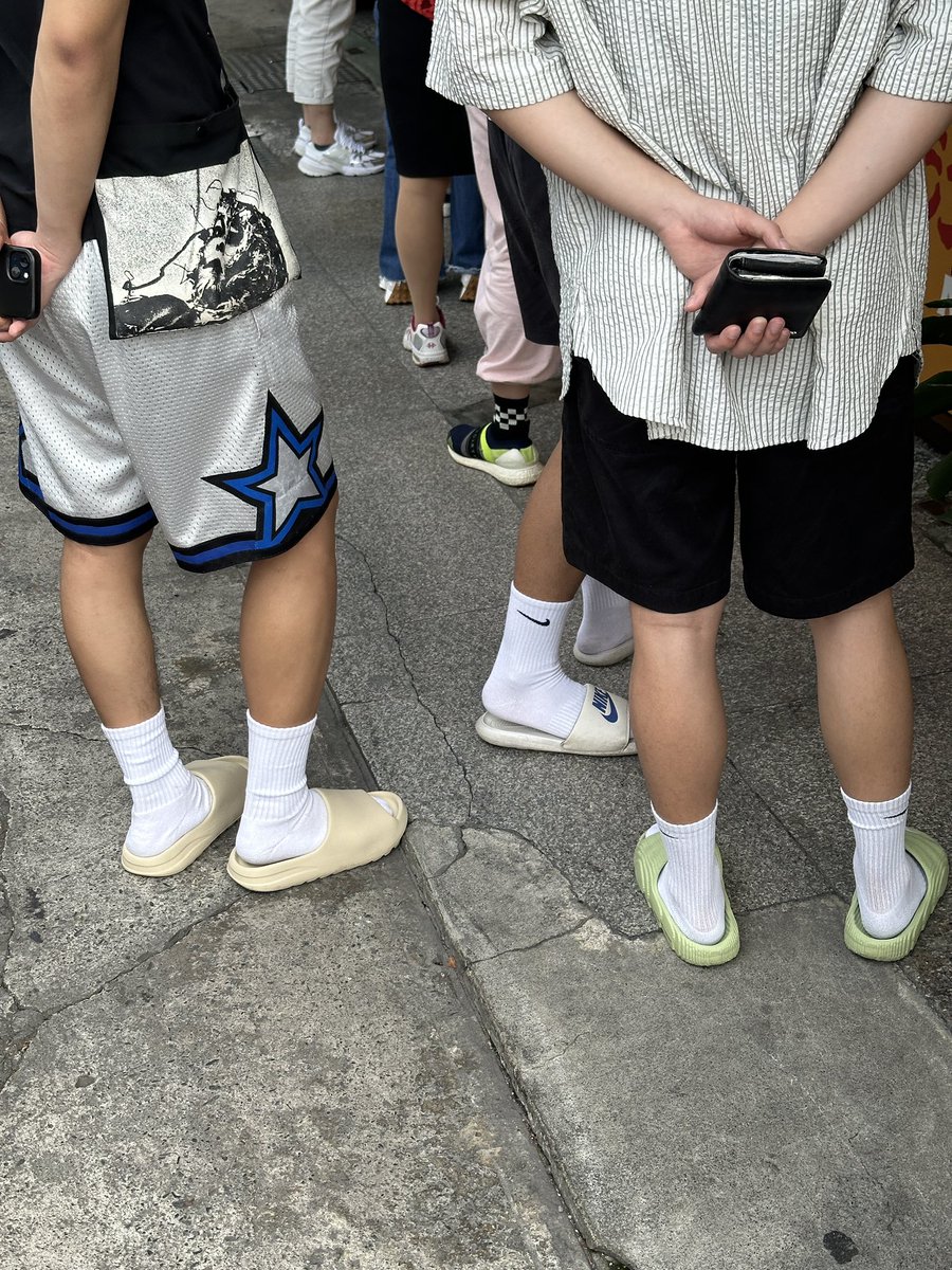 三個好友出遊相約穿白長？
不知道晚上在飯店怎麼睡😈