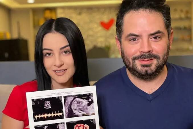 RolandoRomMa's tweet image. José Eduardo Derbez no le pondrá el apellido #Derbez a su hija porque su apellido real es González Ruffo, el Derbez se los puso su papá como segundo nombre; nadie se apellida así. Eugenio lo utilizó para nombre artístico usando el apellido de su madre Doña Silvia Derbez.