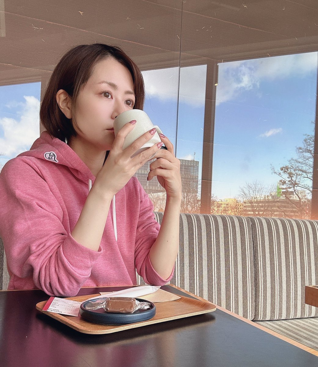 haruna_710's tweet photo. 昨日はカフェにも寄り道。
眺め良くて好きなの。
パーカーは最近のお気に入り💖
メンズブランドだよー♪
メンズをダボっと着ようと思ってたけどSサイズがジャストサイズだった😳ここのやーつ👇
https://t.co/DuvtSmyzla
#1minute1second
#ワンミニッツワンセカンド
PR https://t.co/01SGUmi1IC