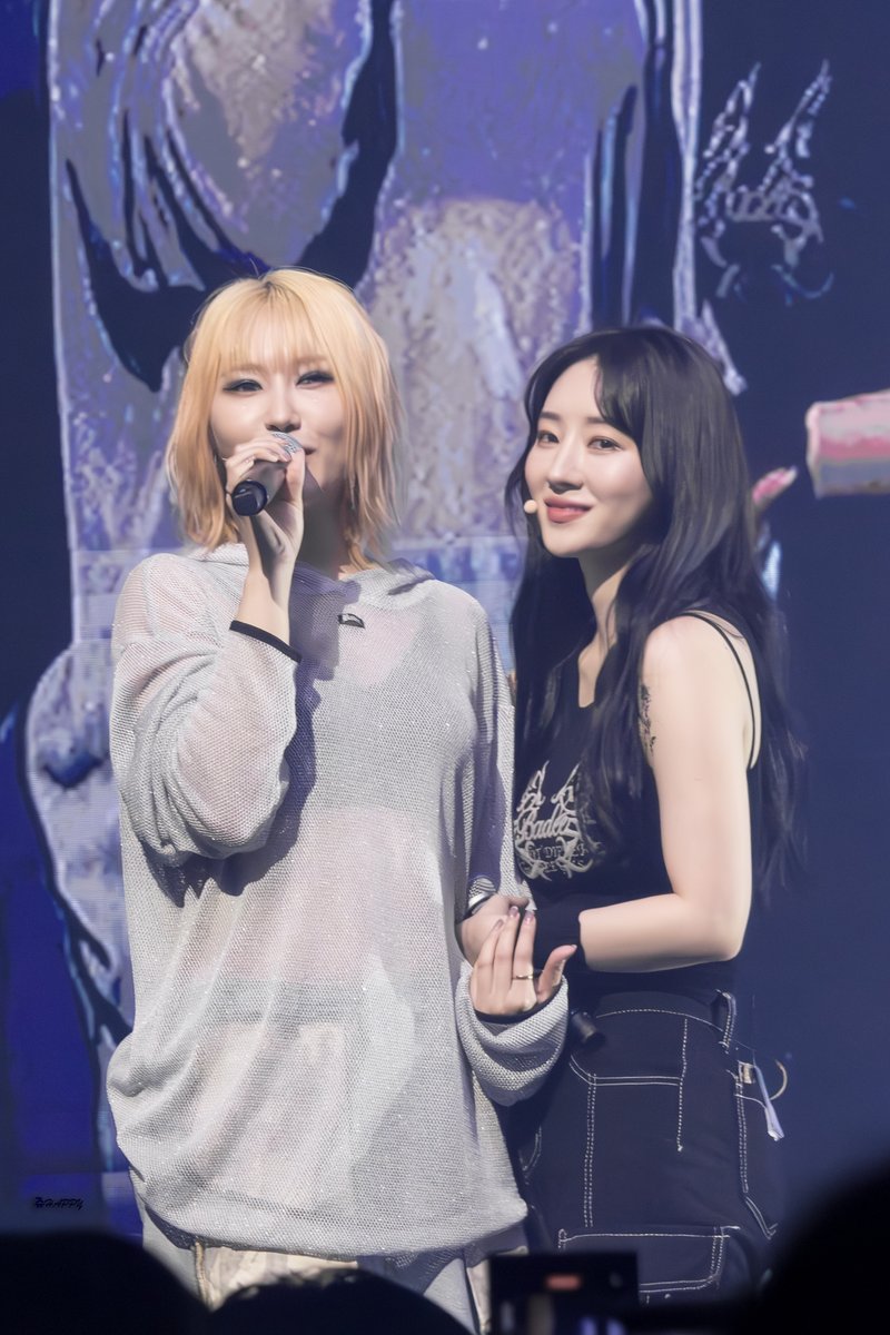 240330 대만 콘서트 Taiwan concert   

너희 둘은 지금 당장 결혼해라!

 #Dreamcatcher #Taipei #2024WorldTour #Taiwanconcert #LuckInside7Doors #드림캐쳐 #DREAMCATCHER #수아 #김보라 #SuA #Siyeon #시연 #捕夢網