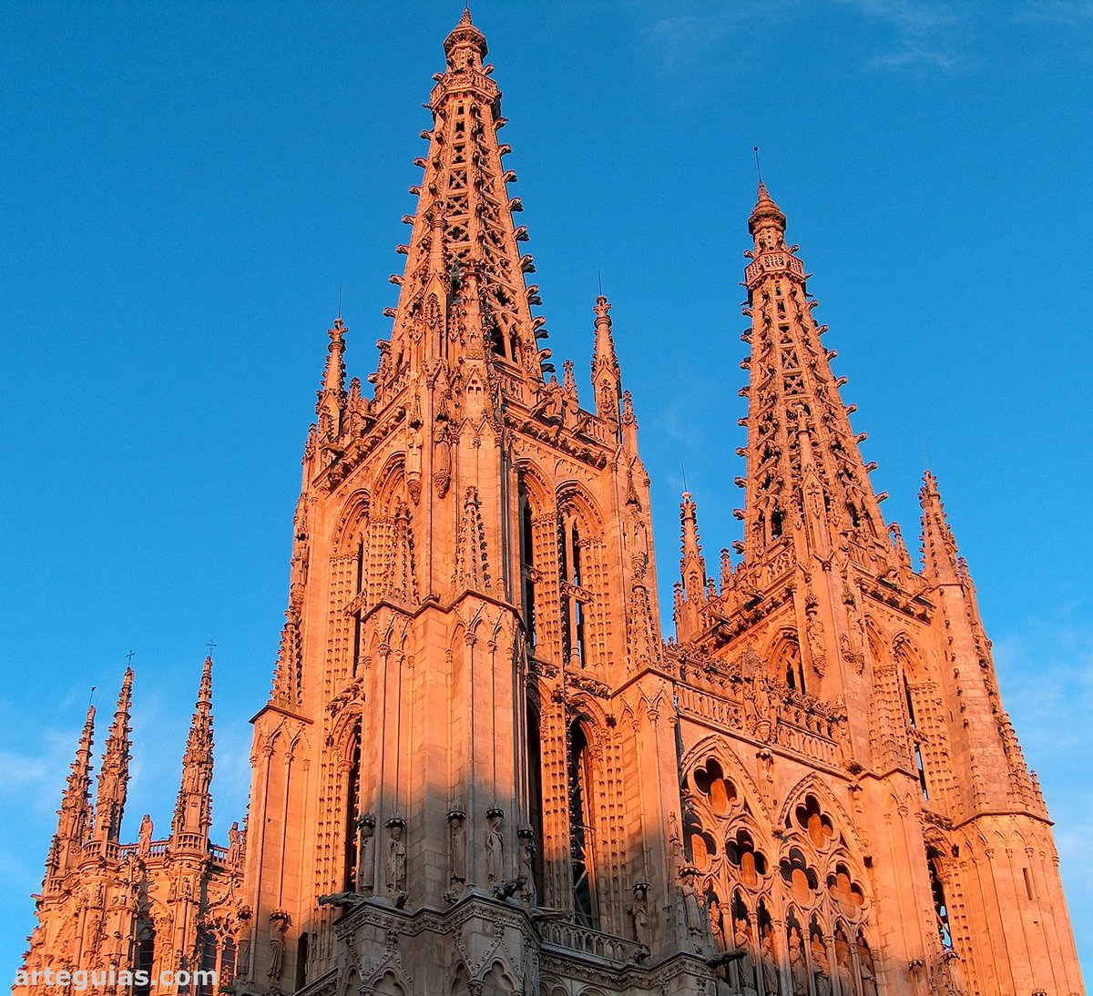 Si fotografiar la catedral de #Burgos en cualquier momento ya es agradable, cuando en un atardecer la encuentras refulgente como el fuego, se convierte en un todo un placer para la vista. arteguias.com/catedral/burgo… #arte #artegotico #Catedral #arquitectura #viajes #turismo