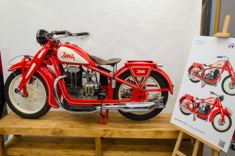 Včera jsme v naší Restaurátorské dílně odhalili další opravený motocykl. Tentokrát se jednalo o Jawa 500 OHV z roku 1931. Restaurátorská dílna vznikla na Fakultě strojní VŠB-TUO v březnu 2019 a za tu dobu v ní studenti opravili ji pět motocyklů.