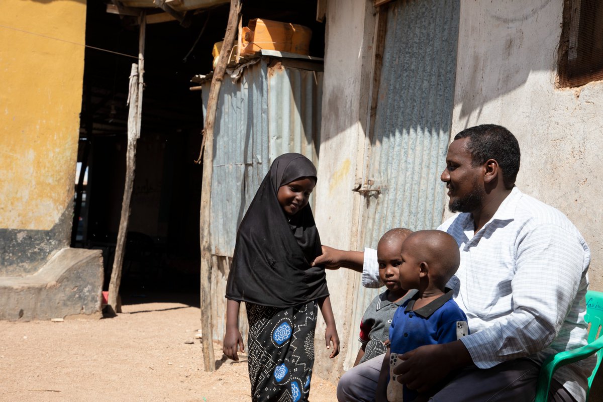 In the face of ravaging floods, Abdullahi Ahmed Wasuge & his family, along with many others in Beledweyne, Somalia, found safety thanks to early warnings from @FAOSomalia 's #SWALIM unit with support from @UKinSomalia. Find out more: fao.org/somalia/news/d…