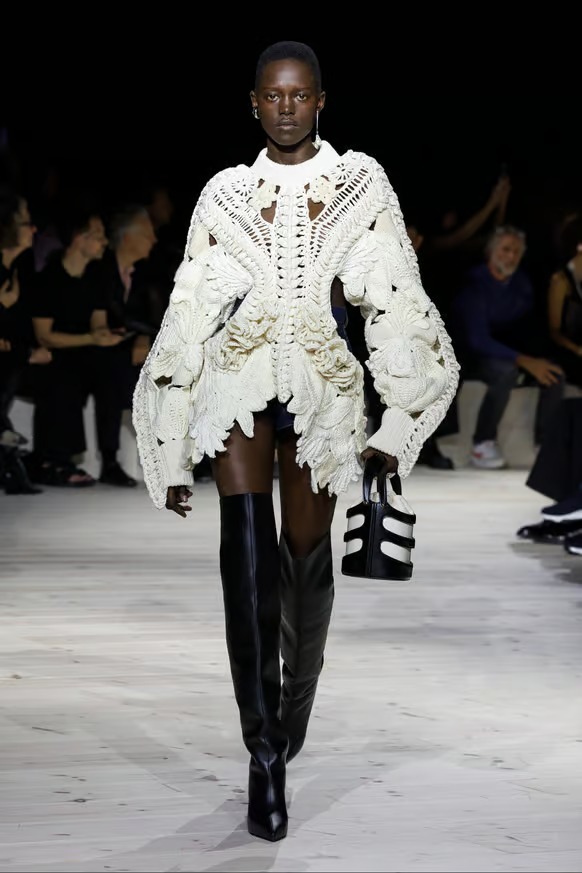 ursulaunaula's tweet photo. Alaato Jazyper/Alexander McQueen ss24 #model #runway #fashion #fashionstyle https://t.co/Anpi4pzmvV
