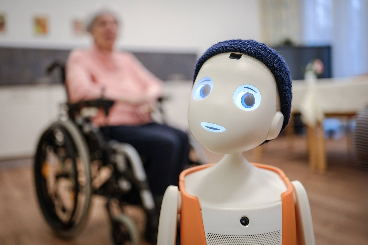 kirchehannovers's tweet image. Er misst nicht mal einen Meter, funktioniert mit Batterien, kann sich mit WLAN verbinden – und trösten oder zum Lachen zu bringen: #Ricky ist ein sozialer #Roboter. Die #KI wird gerade in einem #Seniorenheim in Hannover getestet ➡️ landeskirche-hannovers.de/presse/tagesth…