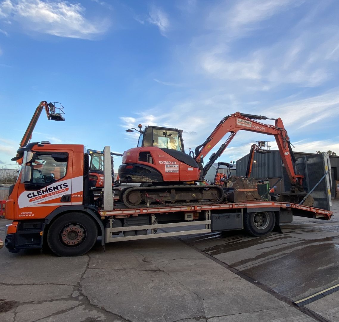 Busy day ahead, starting with dropping this 8ton Kubota Excavator to site for one of our customers. Great service with a smile from our brilliant team of Drivers. 💪 👍 🌐 buff.ly/2rj23D5 ☎️ 02476 474849