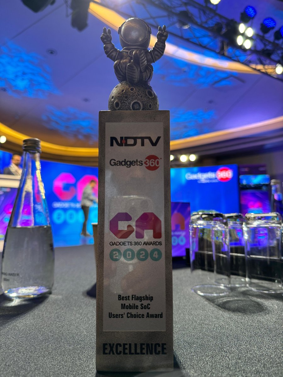 A proud moment as Snapdragon 8 Gen 3 wins the Best Flagship SOC award at the NDTV Gadgets360 awards. <a href="/arorasaurabh25/">Saurabh Arora</a> received the award on behalf of team Snapdragon. Congratulations to everyone behind this powerhouse.🤩 👏