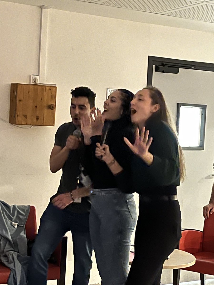 laurent_besacie's tweet photo. #ALPS24 school is also an opportunity to share moments together like a nature walk, skiing or an extravagant karaoke !!! https://t.co/0nht0nPcPn