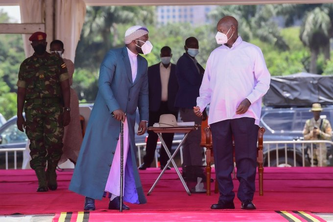 Ruthupdates1's tweet photo. The Board Chairman of Salaam Bank, Mr. Ibrahim M. Abdirahman informed President Museveni that he signed the Islamic bank regulations into law at a time when the Islamic community really needed it https://t.co/AY8wfMqIVq