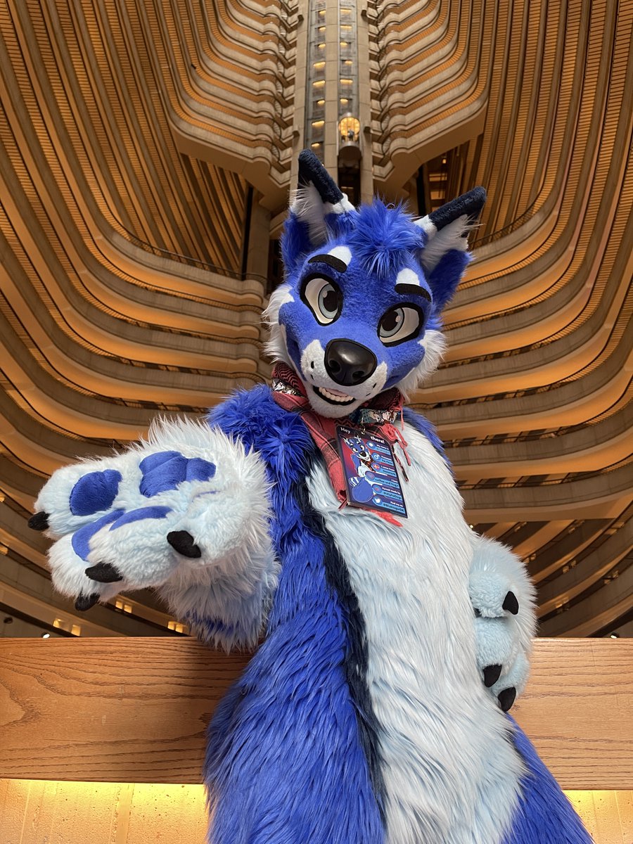 Finally a more fitting trend for me 💙 QRT with your blue eyed fursuit! 🥰