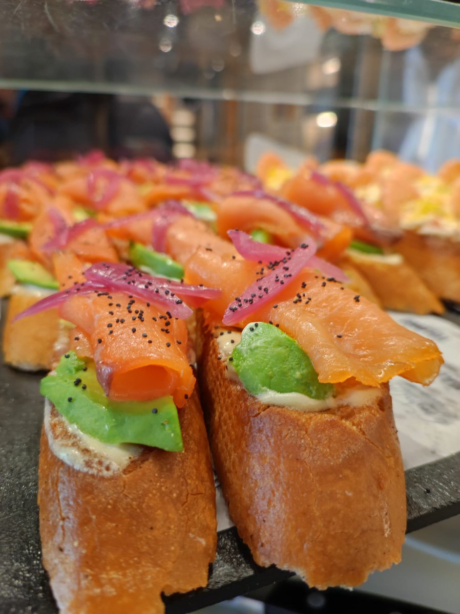 bareltoloño (@bareltolono) on Twitter photo Queso con salmón aguacate y cebolla roja, lo tienes que probar YA!! #pintxoterapia #pintxosypotes #pintxos #salmon #aguacate #barra #bartoloño #vitoriagasteiz Queso con salmón aguacate y cebolla roja, lo tienes que probar YA!! #pintxoterapia #pintxosypotes #pintxos #salmon #aguacate #barra #bartoloño #vitoriagasteiz