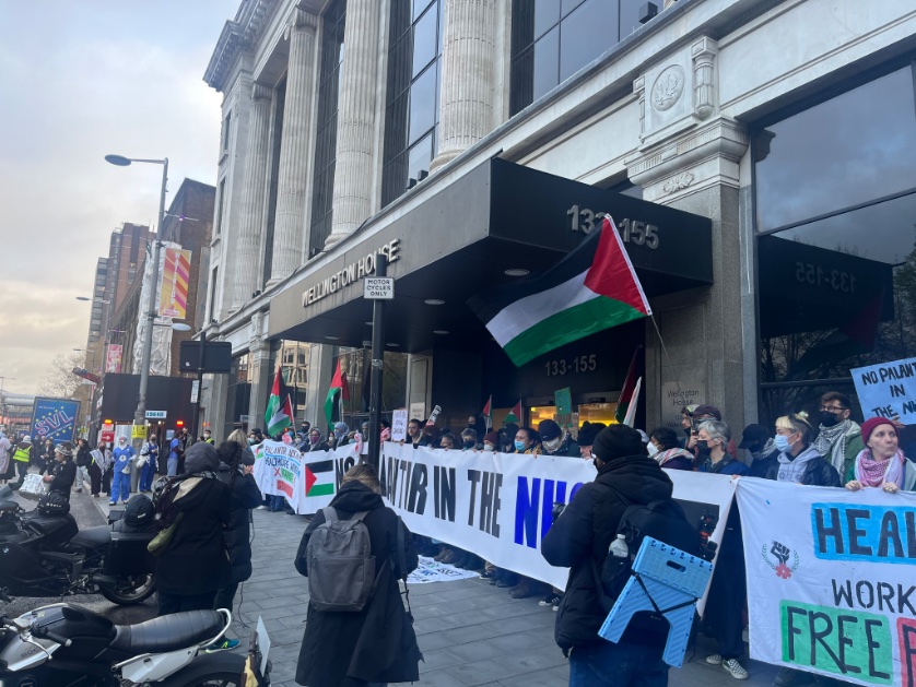 Ewa Jasiewicz (@ewa_jay) on Twitter photo 🇵🇸 🩺As Shifa hospital smoulders in ruins, Health Workers for a Free Palestine are picketing <a href="/NHSEnglandLDN/">NHS London</a> over their contract with Israeli army contractors Palantir. Drop this complicity in genocide now! Health care is a human right 🚨 🇵🇸 🩺As Shifa hospital smoulders in ruins, Health Workers for a Free Palestine are picketing <a href="/NHSEnglandLDN/">NHS London</a> over their contract with Israeli army contractors Palantir. Drop this complicity in genocide now! Health care is a human right 🚨
