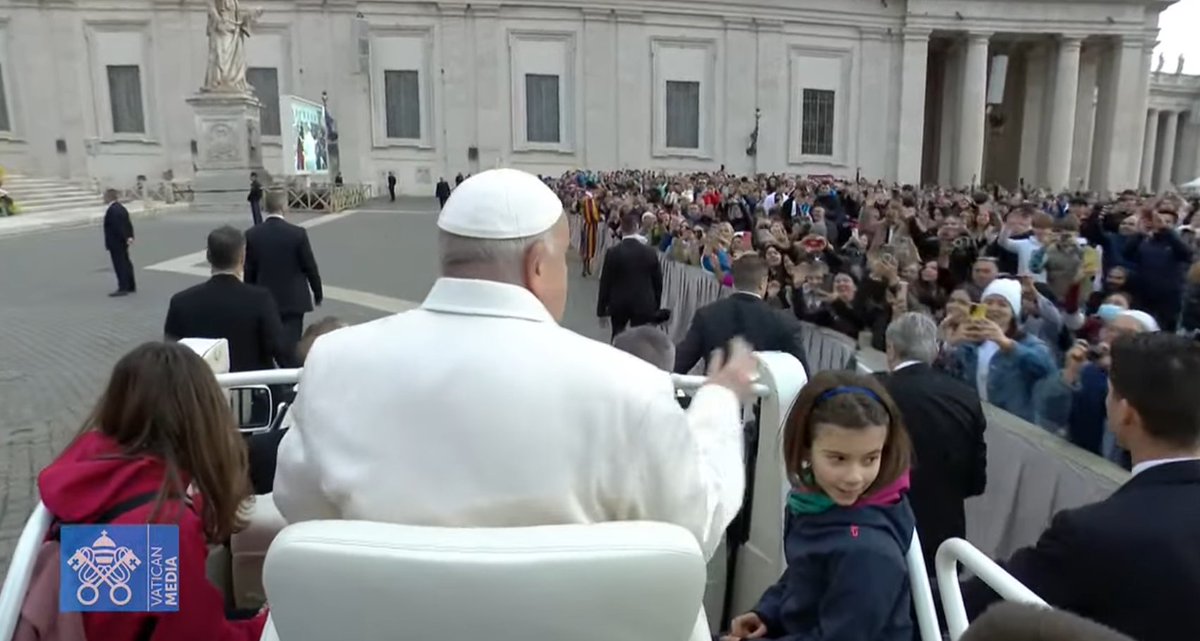 El #PapaFrancisco ya se encuentra recorriendo la Plaza de San Pedro en el papamóvil antes de la #AudienciaGeneral. #3deAbril