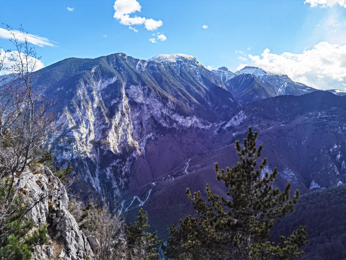 🌟 Bukuria e kanjonit të Rugovës 🙏 dhe pamje e masivit te Kopranikut dhe ⛰️ majes Çfërla 2461m 🥇🇽🇰 ° #visitpeja #pejatourism #peja #kosova #visitkosova #visitrugova #nature #naturkosovo #rugovavalley #travelinspiration #mountains #trails #outdoors #hikingadventures