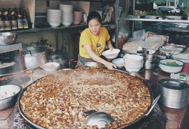 creepydotorg's tweet photo. A restaurant in Bangkok has been cooking and serving from the same batch of soup for 45 years. The broth of the soup is preserved each night and used the next day to make more soup, forming a "perpetual stew." Would you try it? https://t.co/V4F7wH6mJO