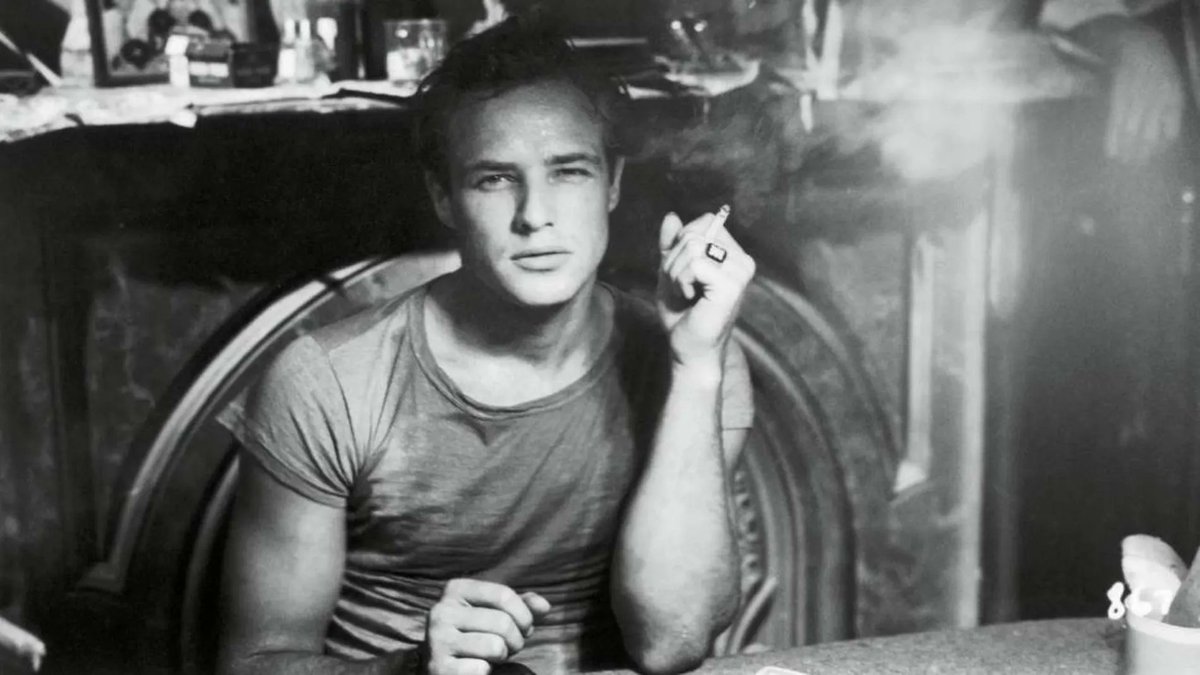 alvarezyvera's tweet photo. Tal día como hoy hace 100 años, llegó al mundo este ser tocado por el sol, llamado Marlon Brando. Insultantemente carismático y siempre personal.Viernes próximo a las 22.00 programa especial de #LaOtraClasicos sobre él y emisión de #elnovato su último gran film. No os perdáis https://t.co/9emwBMSttg