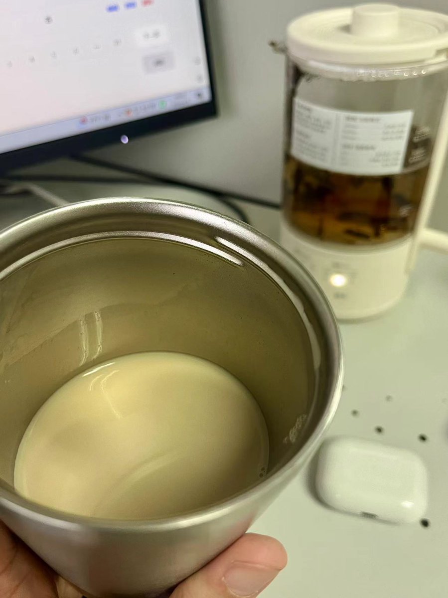 charmingtoly's tweet photo. 办公室自制茶咖意外好喝，奶味茶味咖啡味都是淡淡的却十分纯正，口感非常类似多年前在丽贝岛一家酒店餐厅提供的奶茶。天气转暖，心血来潮把家中尘封多时的咖啡原液从抽屉柜翻了出来，1盒永璞过期超3个月直接扔垃圾桶了，2盒COSTA本月底到期即刻转至冰箱冷藏。 https://t.co/b0D1V9GOD9