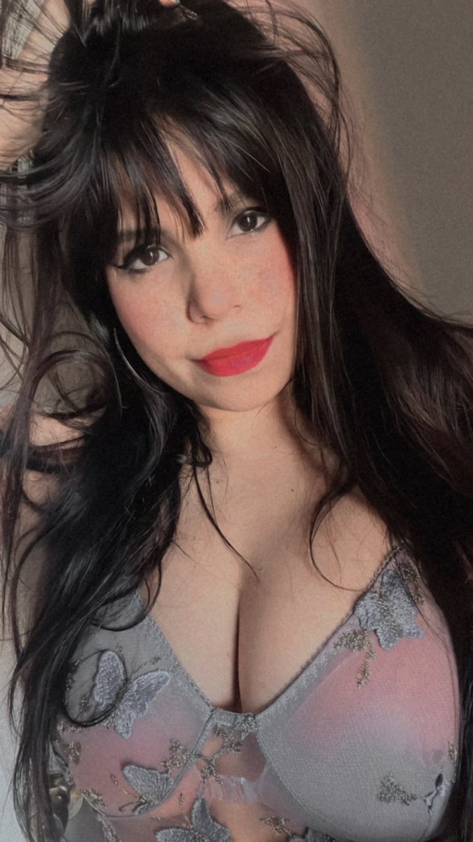RebecaChamberss's tweet photo. Está súper muerta esta wea pero ya la volveré a usar 💜 https://t.co/eHeihJcRC5