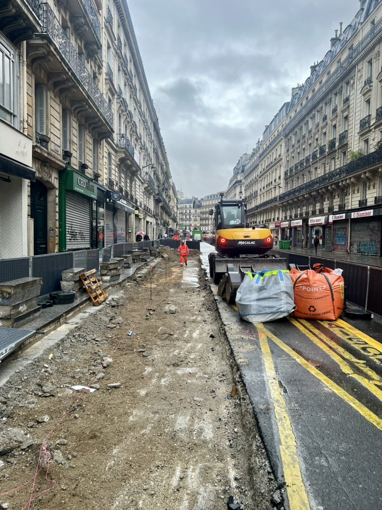 🚧 Rue de Châteaudun : l’ancienne piste cyclable sur trottoir n’est plus qu’un souvenir. Celle-ci va laisser place à une piste sécurisée sur chaussée et à un alignement d’arbres en axial 🚲🌳 #paris9 #vegetalisation #velotaf