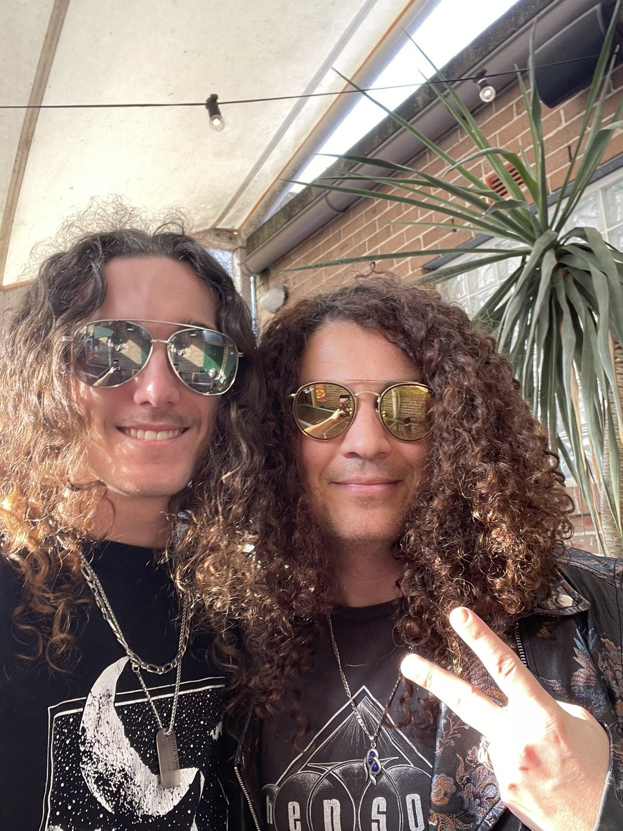 Catching up with my bass brother @jsmolian before he tears it up tonight with @dirtyhoneyband 🍯⚡️

#tomashillsbass #bassist #dirtyhoney #bassplayers #rocknroll #sydney #justinsmolian