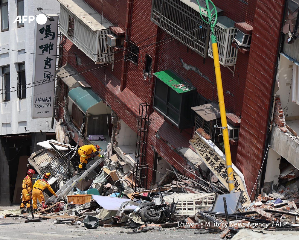 Taiwan's Military News Agency photographs military personnel aiding in rescue and relief efforts by searching for survivors in a damaged building in Hualien، after a major earthquake hit Taiwan's east