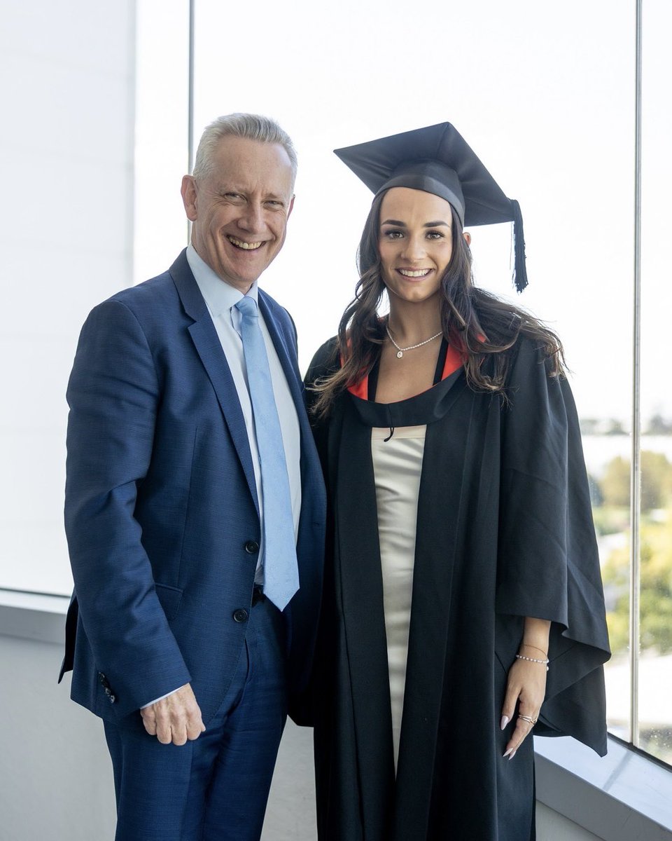 Congratulations to our girl Lizzo who graduated from @victoriauninews with a degree in secondary and primary education 🥳⭐️