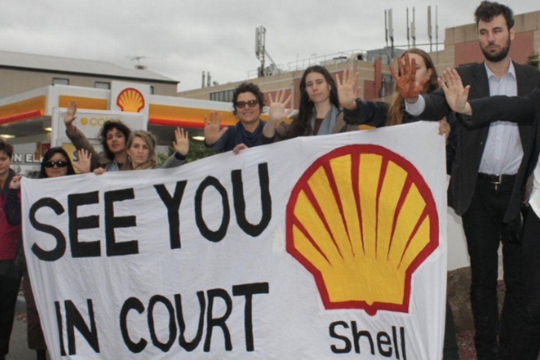 #NEWS🍃 @Shell has contested a 2021 Dutch🇳🇱 court order mandating a 45% emissions🏭 cut by 2030, arguing it lacks legal basis & hinders its #energytransition. Meanwhile, it is argued that Shell's global influence sustains oil & gas demand⛽. Verdict expected later this year!🧑‍⚖️