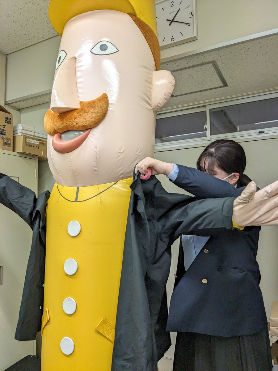 moirajapan's tweet photo. 新潟のご当地キャラ、レルヒさんにきものリメイクシャツを着てもらってイケオジにしちゃおう計画、ようやく見本が出来てきたので試着してもらいました。生命線となる背中の謎の位置（笑）も決まり、これから本製作となります。
6月頃にはお披露目出来ると思いますので乞うご期待！
#レルヒ団 https://t.co/7d9I4SLQ5t