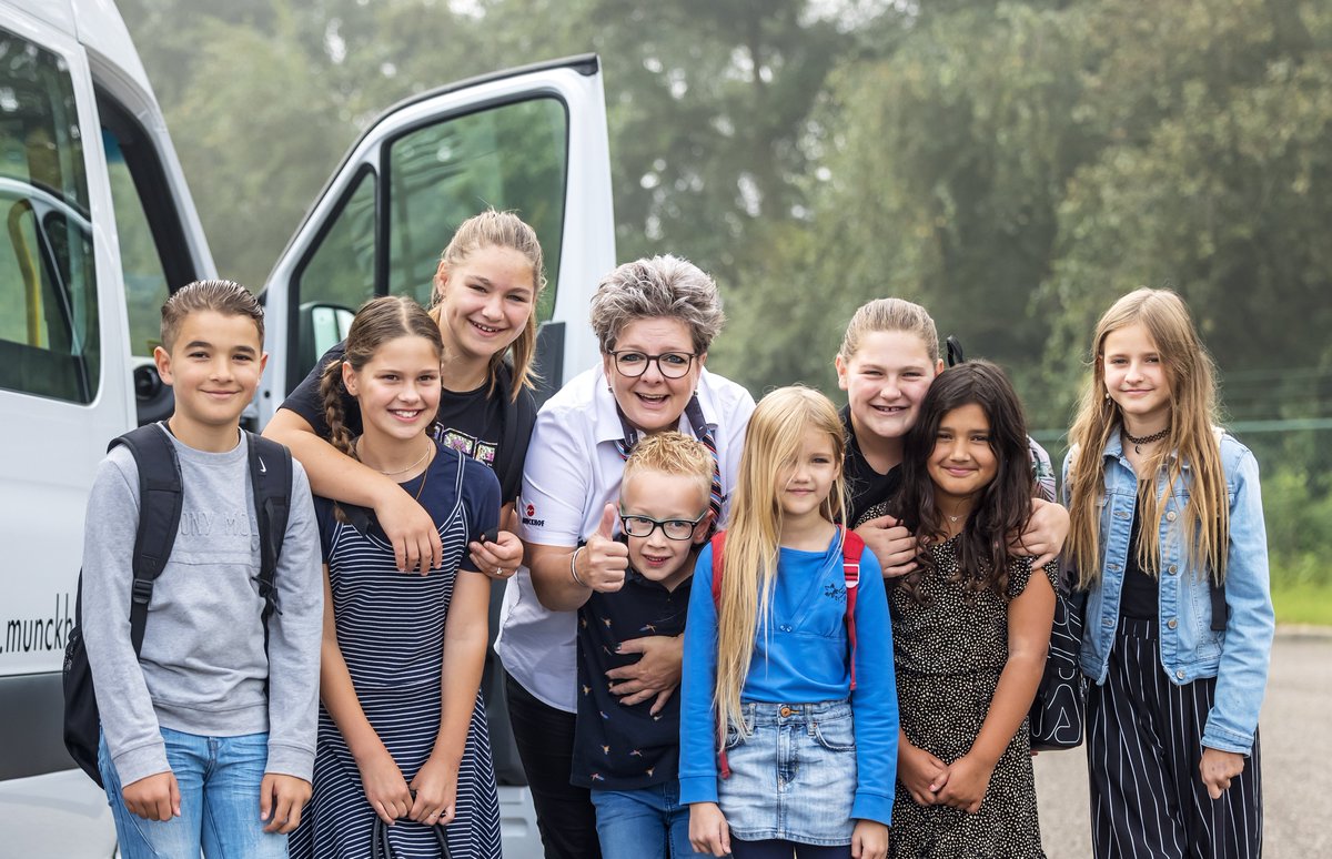 𝐌𝐮𝐧𝐜𝐤𝐡𝐨𝐟 𝐰𝐢𝐧𝐭 𝐚𝐚𝐧𝐛𝐞𝐬𝐭𝐞𝐝𝐢𝐧𝐠 𝐠𝐞𝐦𝐞𝐞𝐧𝐭𝐞 𝐀𝐥𝐭𝐞𝐧𝐚
Vanaf 1 augustus 2024 is Munckhof verantwoordelijk voor het vervoer van 68 leerlingen vanuit de Gemeente Altena naar Midden- en Oost Brabant, een deel van Zuid-Holland, Gelderland en Utrecht.