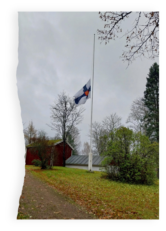 Aamun johtajan tunnin aluksi vietimme siviilipalveluksen koulutuserän velvollisten kanssa hiljaisen hetken muistaen Vantaan kouluampumisen uhreja.