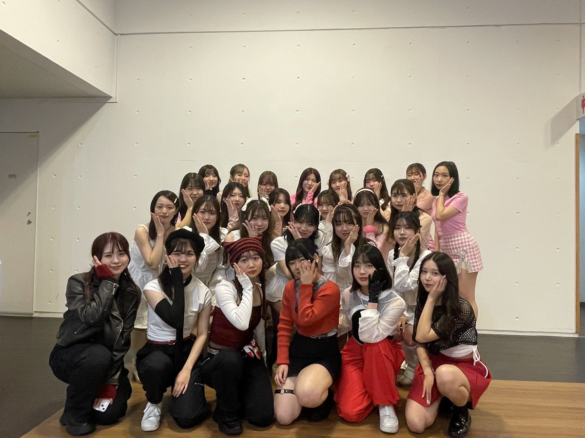 mschuuuu's tweet photo. 公演見に来てくれた方々ありがとうございました☺️✨雨天で場所が変更になりましたが、多くの方に来て頂いて嬉しかったです！🩷明日もブースを出しているので是非お越しください🥰

#春から中央 #春から中央大学 #mschu #中央大学 #kpop #kpopcoverdance #新歓 https://t.co/VNb3XRjUmD