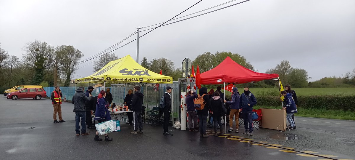 sudptt4485's tweet photo. #LaPoste l'agence colis des #Sorinières est en #grève depuis ce matin. https://t.co/SRfJgQ1Zca