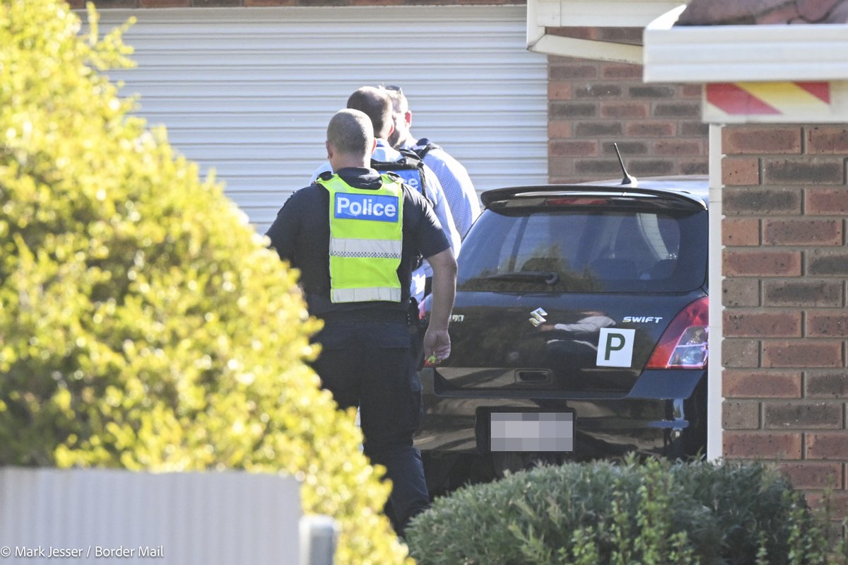 Police searching for driver of red Commodore after #Wodonga pursuit. A search has been under way for a stolen white Toyota Corolla. <a href="/bordermail/">bordermail</a> <a href="/BeauGreenway/">Beau Greenway</a> <a href="/LaytonHolley1/">Layton Holley</a> bordermail.com.au/story/8579423/
