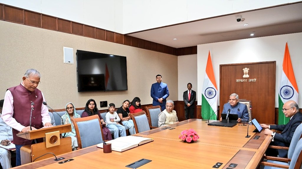 Hon'ble Vice-President of India & Chairman, Rajya Sabha, Shri Jagdeep Dhankhar administered oath to the elected Members of Rajya Sabha in Parliament House today- Smt. Dharmshila Gupta ji, Prof. Manoj Kumar Jha ji, Shri Sanjay Yadav ji, Shri Govindbhai Laljibhai Dholakia ji…