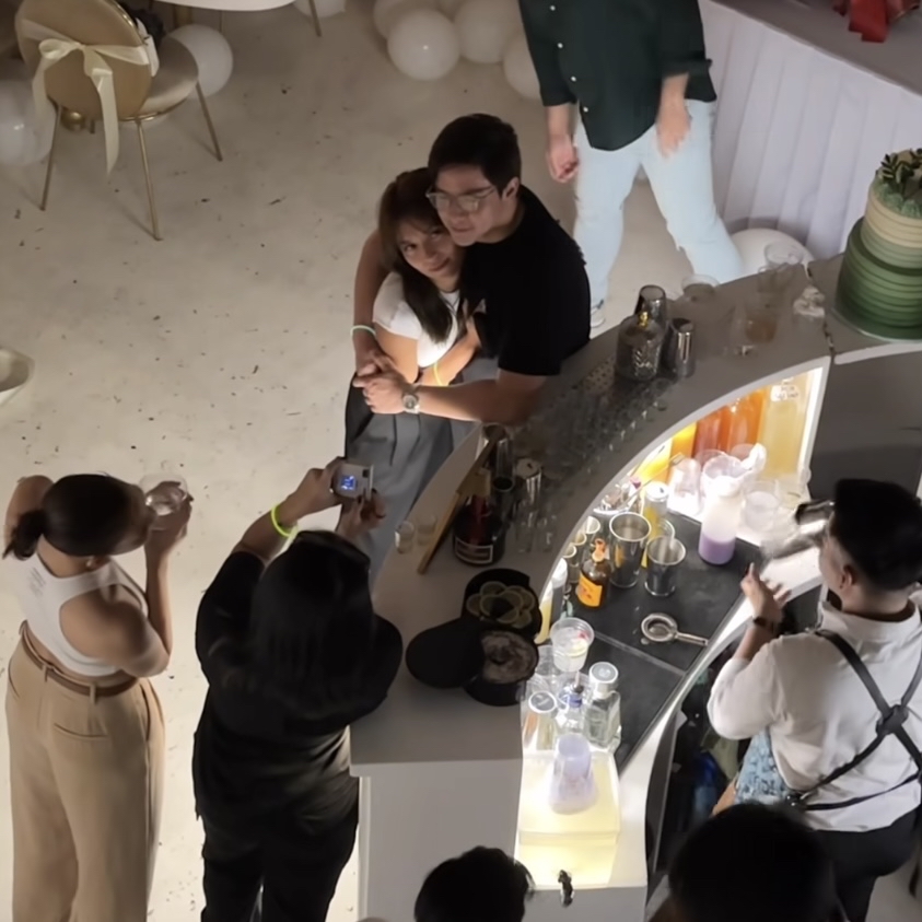PEPalerts's tweet photo. #KathDen making our hearts flutter! 😭🫶 TINGNAN: Kasing-init ng panahon ang kumakalat ngayong videos nina Kathryn Bernardo at Alden Richards. Read full story: https://t.co/PflOl7lvcG

📷 earlsemitara https://t.co/R8b7QUzxpT