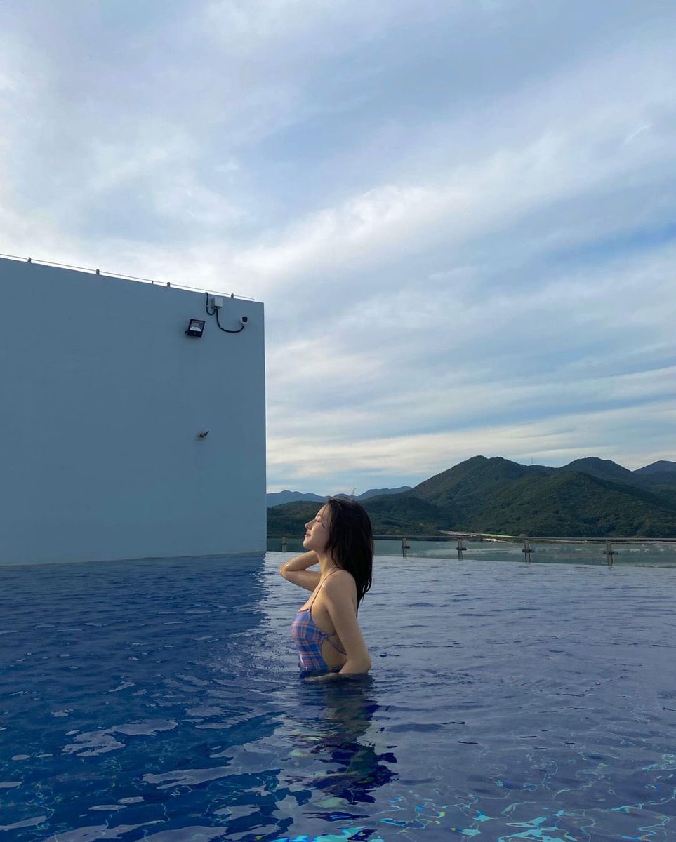 Opening up a different page 
where a dip in autumn feels too thrilling to resist, 𝘣͟𝘶͟𝘵͟ 𝘐͟ 𝘥͟𝘪͟𝘥͟ 𝘪͟𝘵͟. ♥️ In a delicate manner not neglecting the capturing session, I stand here and there to find the perfect piece revealing my fetching side without leaving any room.