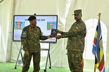 Ruthupdates1's tweet photo. Gen. Wilson Mbasu Mbadi handing over the CDF office to Gen. Muhoozi Kainerugaba in a ceremony presided over by Gen. Salim Saleh at the 4th Division UPDF Headquarters in Gulu https://t.co/ZQVZCcMrQm