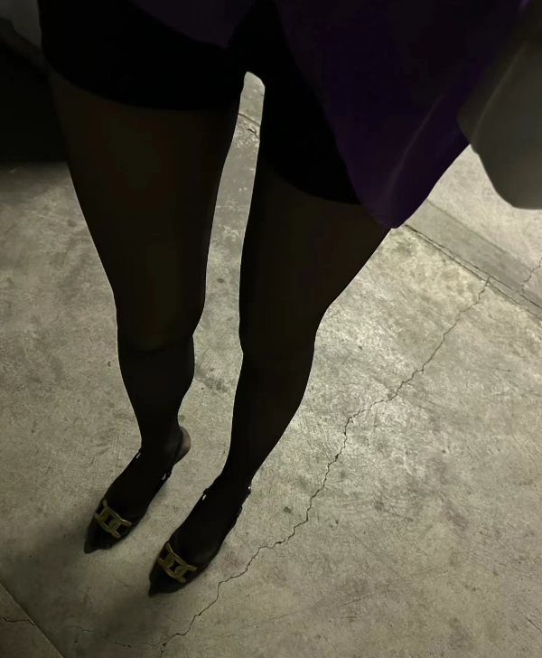 老闆娘也不是好當的   收貨款是男生就好了 
葉子媽媽一定使用美人計 色誘他 https://t.co/YkuqQrkouP
