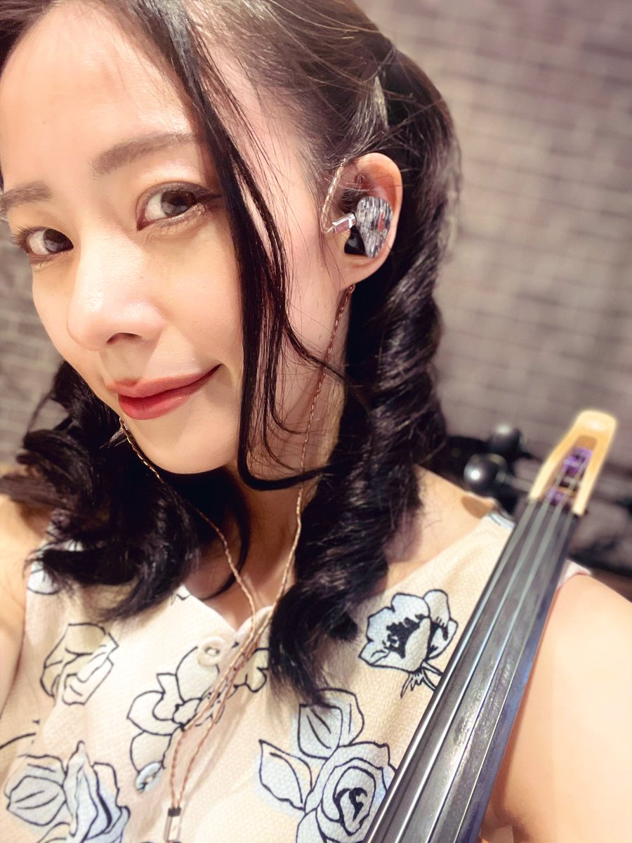 saoriviolin's tweet photo. 先日のささささんライブは、ささささんのワンピ😭❤️& #EmpireEars のイヤモニ& #YAMAHA の #YEV104 & #HXStomp & #LINE6 のワイヤレス& #NuClearCustomSound のケーブルで出陣しておりました🔥
それぞれが本当に頼れるアイテムなので、安心して演奏に集中出来ました🎻いつも感謝感謝です…! https://t.co/UuepCk6wvZ