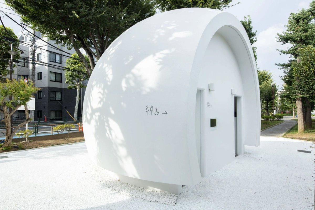 Hi Toilet, des toilettes publiques hémisphériques à Tokyo Infos & images ici : bit.ly/4aX6zLR #architecture #design #hemispheric #public #Toto #contactless #toilet #Tokyo