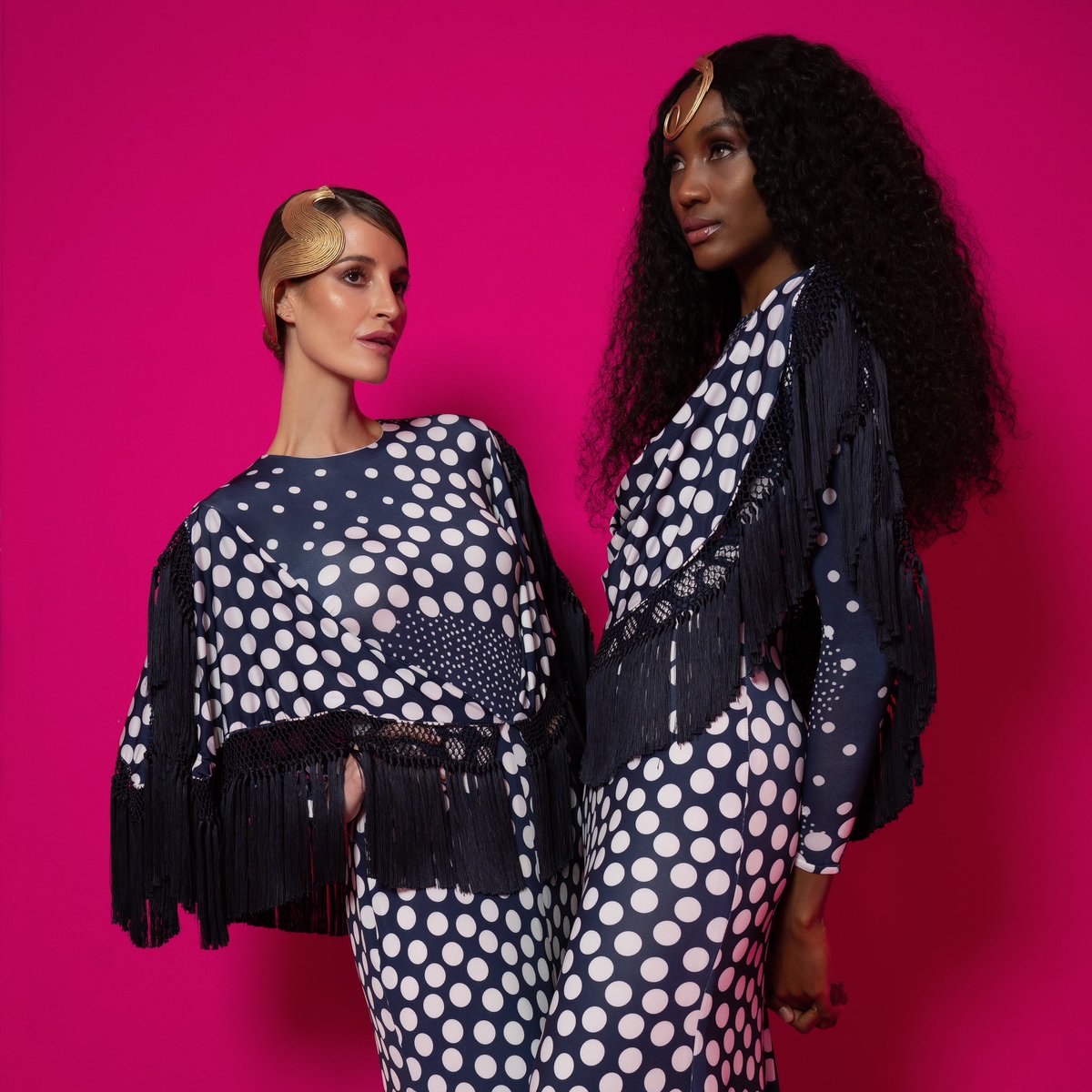 CORAL. Feria 2024 
Fotografiado en Sevilla por @ernestocastillofoto 
#CoralJoséHidalgo 

Director de Arte. @pedro_gonzalezmoda 
Peluquería y maquillaje. @evaromeromakeup 
Modelo. <a href="/evasantosc/">Eva Santos</a> <a href="/mariasevilla1/">maria sevilla</a> 
Colaboradores <a href="/Sombrereriaroiz/">Sombrerería ROIZ</a>