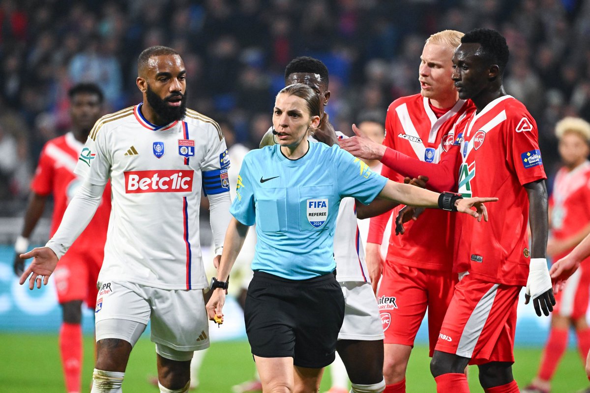 Il y'a 24 000 arbitres officiels de football en France. Pendant combien de temps on va nous faire croire que Stéphanie Frappart est parmi les 15 meilleurs de notre pays. Pourquoi ce totem d'immunité ?