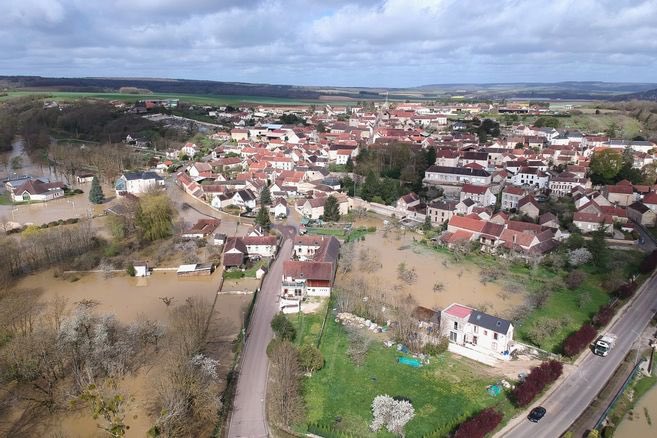 VigipreventionM's tweet photo. #VigilanceRouge toujours actif sur l’#Yonne (89) le #plateau de la #crue a été #atteint ce #matin sur l'#Armançon . #VigilanceOrange sur #Aube (10) , #HauteMarne (52) , #Côte-D’Or (21) pour des débordements sur la #Champagne et le #Morvan .
📸/#Tonnerre (89)
📸/#Lézinnes (89) https://t.co/WIsgN6IUaJ