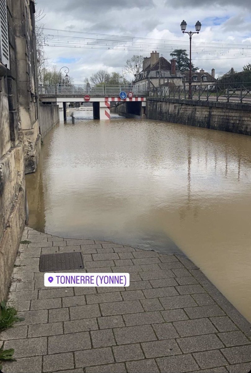 VigipreventionM's tweet photo. #VigilanceRouge toujours actif sur l’#Yonne (89) le #plateau de la #crue a été #atteint ce #matin sur l'#Armançon . #VigilanceOrange sur #Aube (10) , #HauteMarne (52) , #Côte-D’Or (21) pour des débordements sur la #Champagne et le #Morvan .
📸/#Tonnerre (89)
📸/#Lézinnes (89) https://t.co/WIsgN6IUaJ