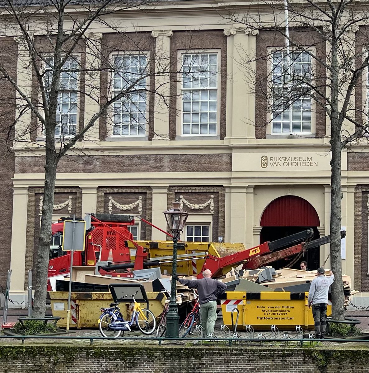 Zo hard wordt er gewerkt in het @RM_Oudheden in Leiden! Vorige week werden de restanten van Het jaar 1000 afgevoerd. (De tentoonstelling trok 111.000 bezoekers!) En nu 👇 al de opbouw van twee nieuwe tentoonstellingen: Romeinse villa’s in Limburg en Paestum - Stad van godinnen!